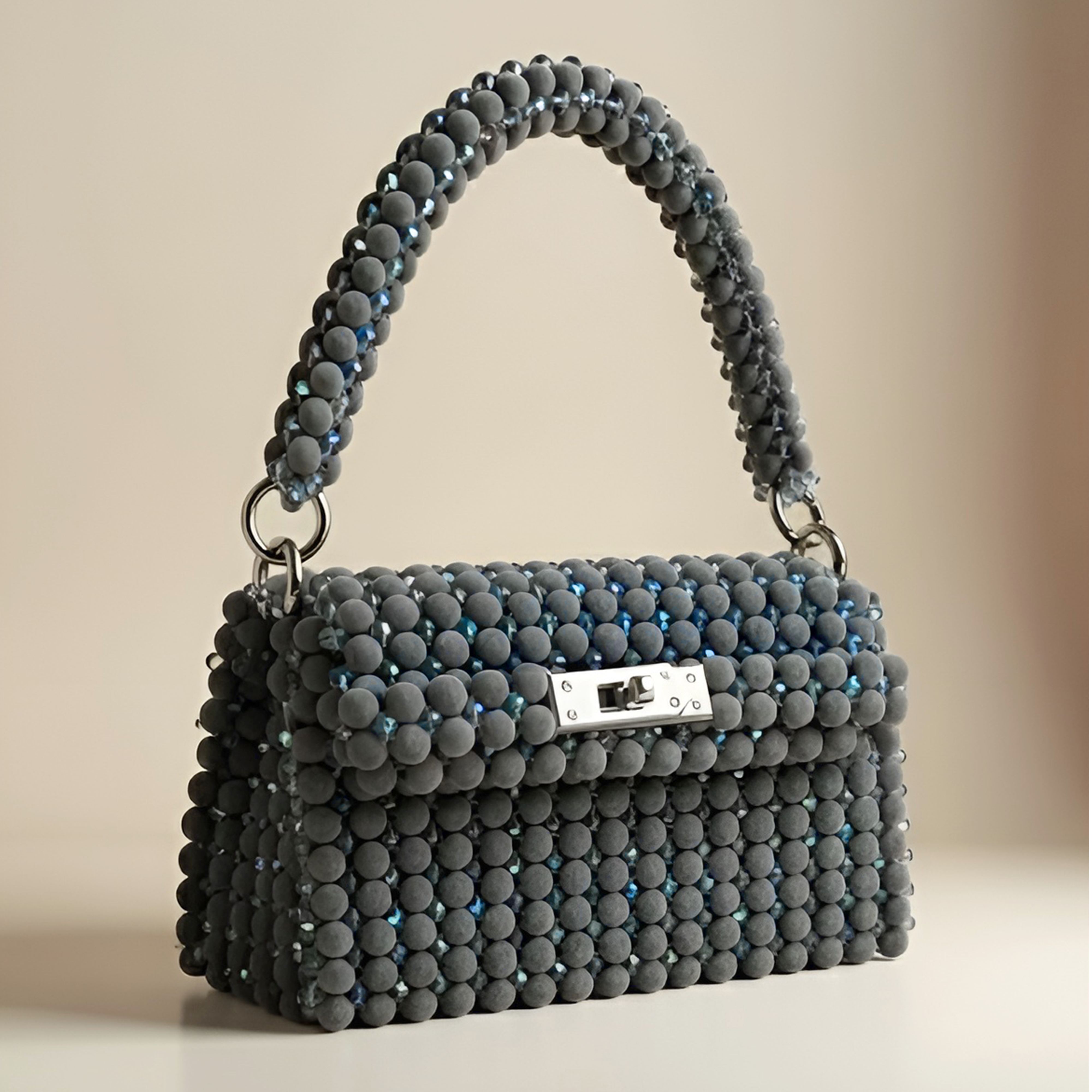 شنط خرز بتصاميم فريدة  
شنط يدوية فاخرة تيجان  