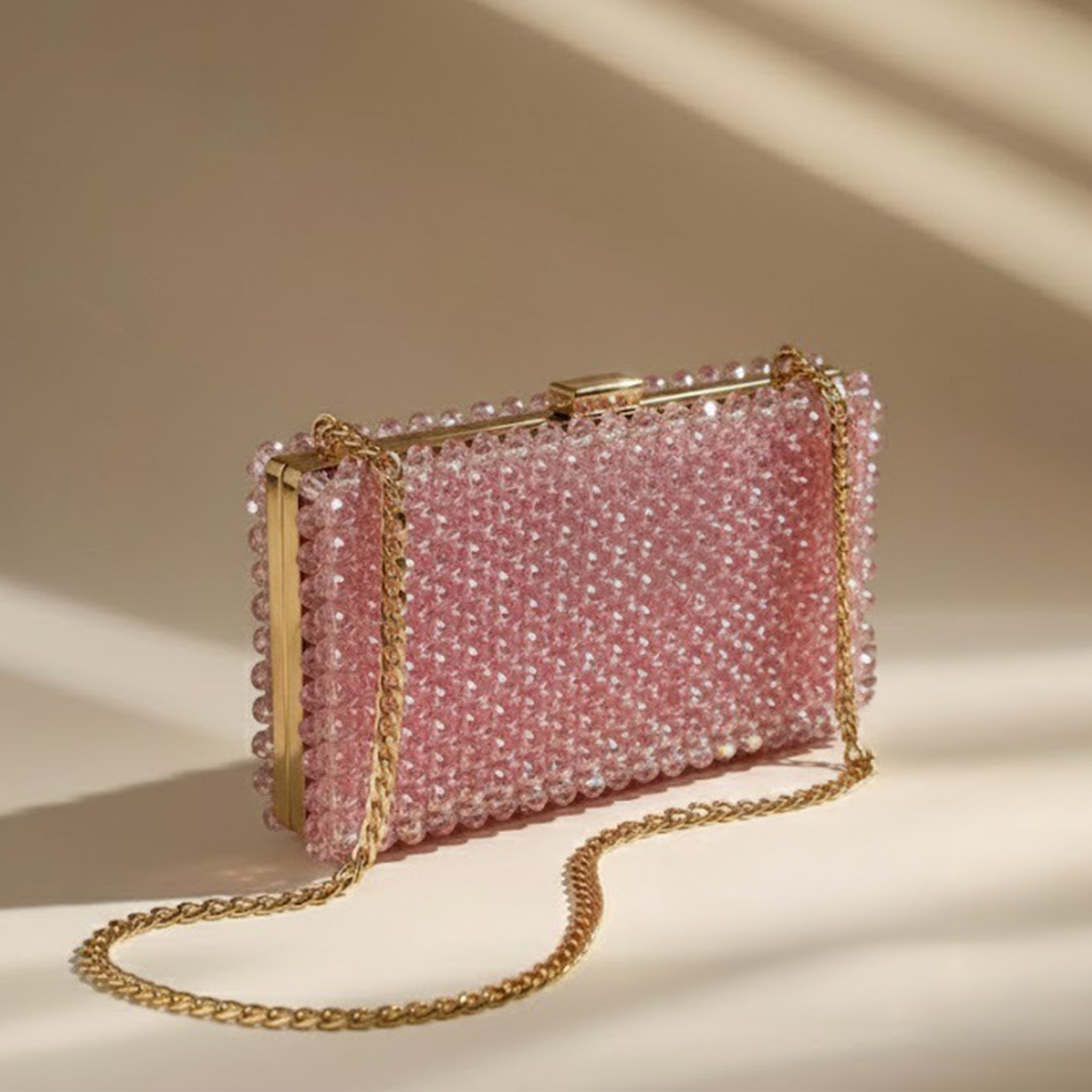 شنط خرز بتصاميم فريدة  
شنط يدوية فاخرة تيجان  