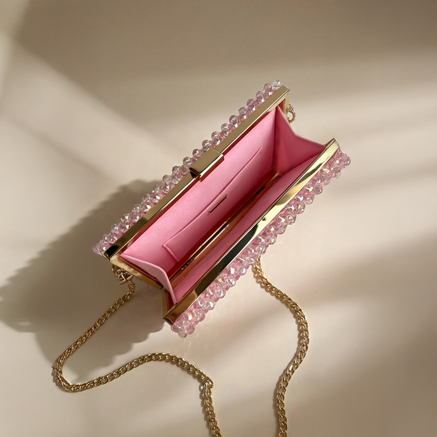 شنط خرز بتصاميم فريدة  
شنط يدوية فاخرة تيجان  