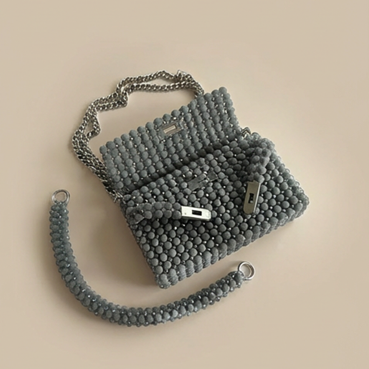 شنط خرز بتصاميم فريدة  
شنط يدوية فاخرة تيجان  