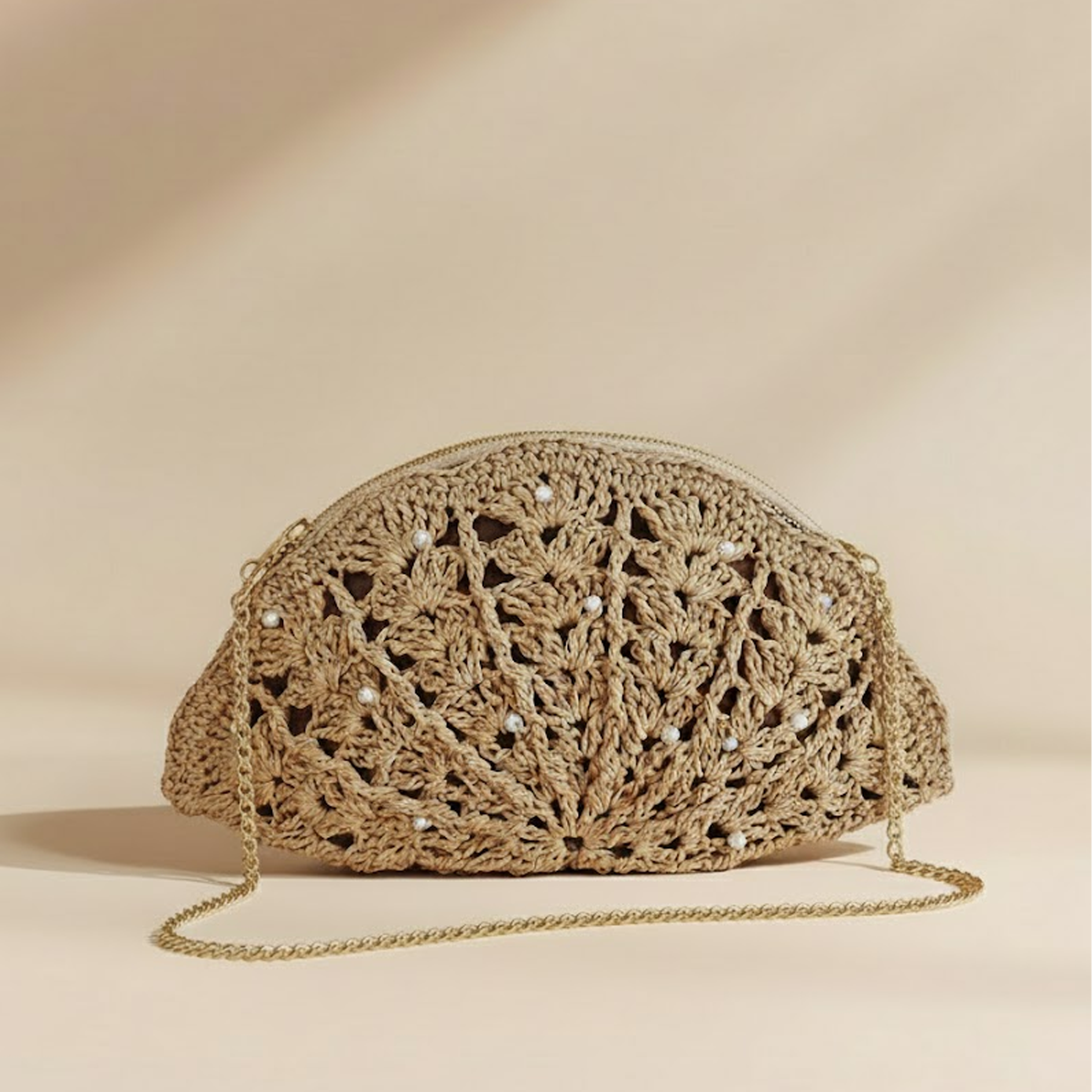 شنط كروشيه مصنوعة يدويًا    
شنط يدوية فاخرة تيجان  