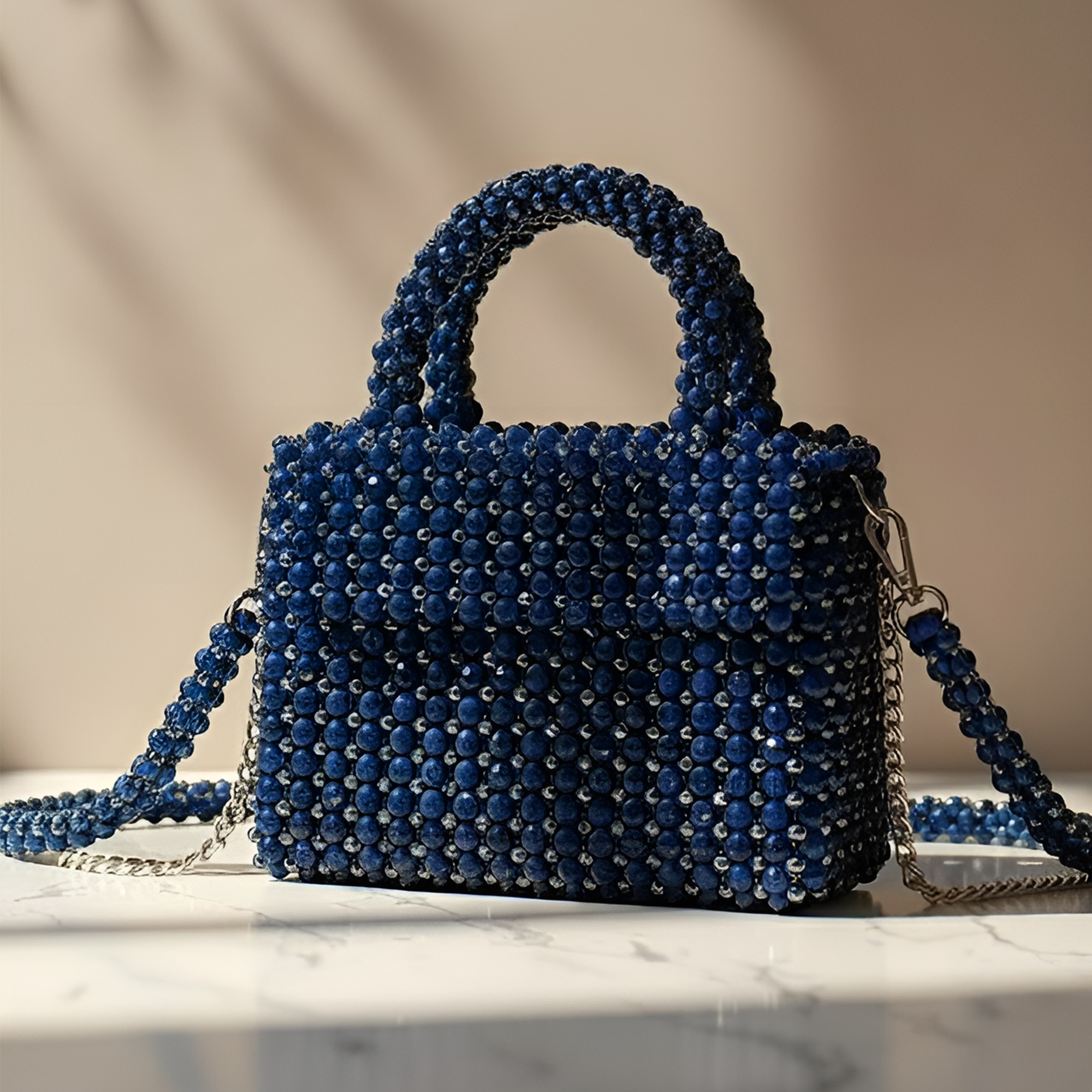 شنط خرز بتصاميم فريدة  
شنط يدوية فاخرة تيجان  