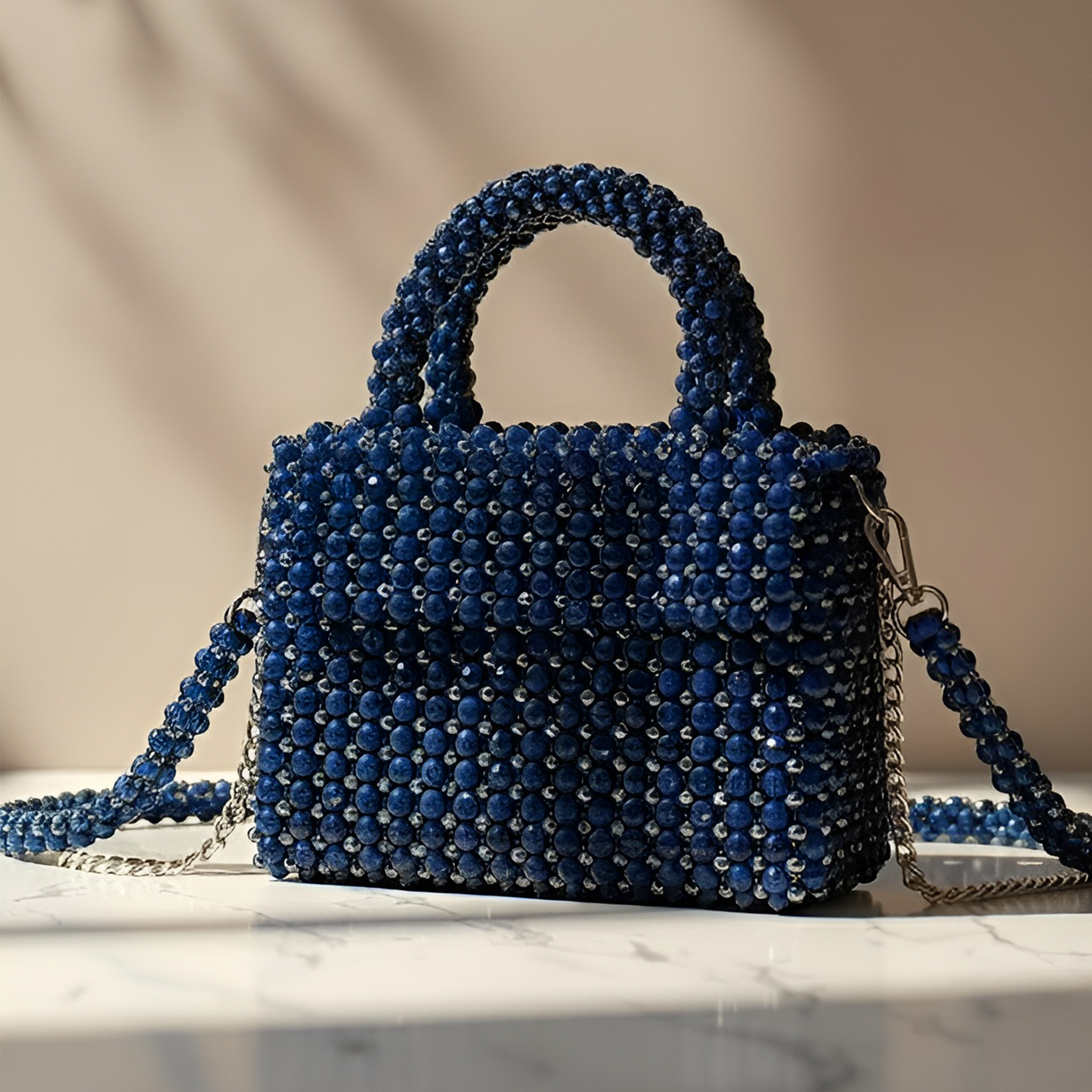 شنط خرز بتصاميم فريدة  
شنط يدوية فاخرة تيجان  